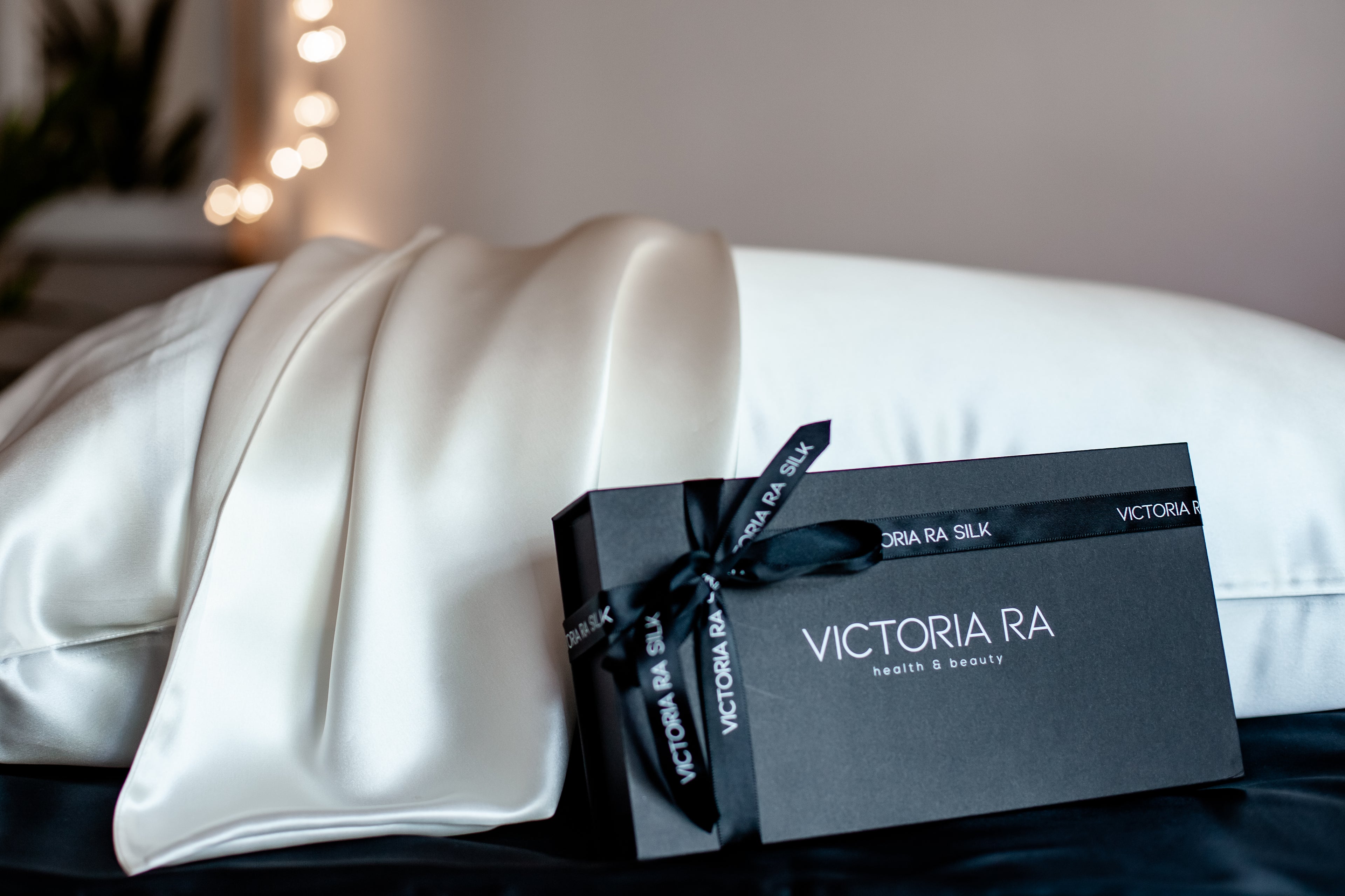 Pure white silk pillowcase for smooth skin, healthy hair, and luxury sleep
